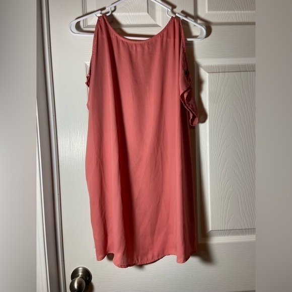 women's short sleeved cold shoulder top Maurice's Size Large  polyesters GUC - Picture 6 of 6